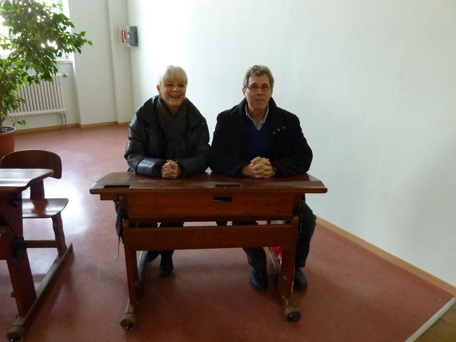 Gäste auf einer Schulbank