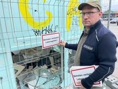 Mitarbeiter des Ordnungsamtes und des Bauhofs sperrten die EKZ-Zugänge mit Bauzäunen und "Betreten verboten"-Schildern.