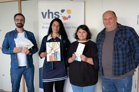 Stefan Zimmermann (Leiter der VHS), Janin Achtenberg (Mutter), Laila Achtenberg (Gewinnerin des Wettbewerbs), Marko Kohle (Vater)