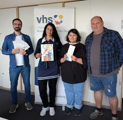 Stefan Zimmermann (Leiter der VHS), Janin Achtenberg (Mutter), Laila Achtenberg (Gewinnerin des Wettbewerbs), Marko Kohle (Vater)