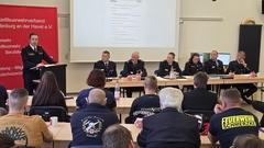 Feuerwehrleiter Sebastian Kalka mit dem alten und neuen Vorstand des Stadtfeuerwehrverbandes.