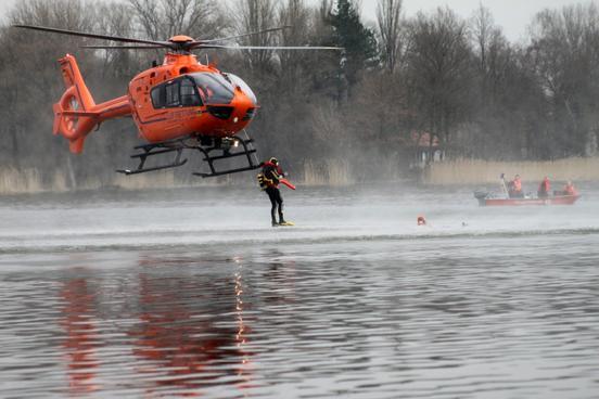 Rettungshubschrauber „Christoph 35“ trainiert neue Methode zur Eis- und Wasserrettung
