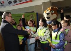 MBS-Filialdirektor Guido Sachs beim Verteilen der Urkunden.