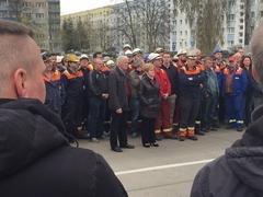 Stehen gemeinsam für den modernen Stahlstandort Brandenburg an der Havel: Oberbürgermeisterin Dietlind Tiemann, SVV-Vorsitzender Walter Paaschen und knapp 200 Teilnehmer der Kundgebung vor dem Werktor des Brandenburger Elektrostahlwerks