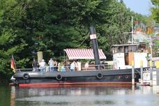 Ein historischer Dampfer konnte im Historischen Hafen besichtigt werden.