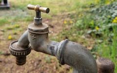 Vorerst bleiben zur Bewässerung genutzte Wasserhähne tagsüber zu. Bewässert werden darf ab dem 14. Juli 2026 nur zwischen 18:00 und 08:00 Uhr.