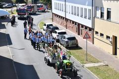 Der Festumzug zum 100. Geburtstag der Freiwilligen Feuerwehr Klein Kreutz.