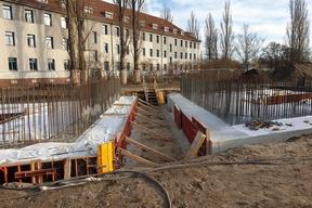 Fußgängertunnelfundament mit seitlicher Bewehrung für die zukünftigen Wände