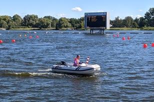 Schlauchboot fährt über den Beetzsee