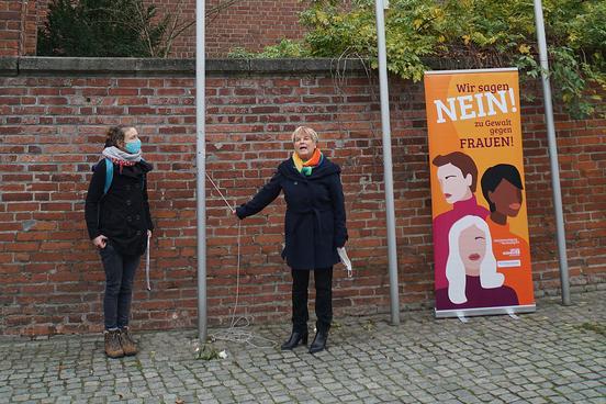 Havelstadt zeigt Flagge gegen Gewalt an Mädchen und Frauen