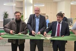 Oberbürgermeister Steffen Scheller, VBBr-Geschäftsführer Jörg Vogler und Architekt Timo Krekeler beim Banddurchschnitt für die Eröffnung.