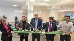 Oberbürgermeister Steffen Scheller, VBBr-Geschäftsführer Jörg Vogler und Architekt Timo Krekeler beim Banddurchschnitt für die Eröffnung.