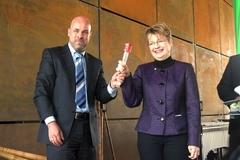 Dr. Hans GeorgHelmstädter übergibt den Staffelstab an Prof. Dr.-Ing. Burghilde Wieneke-Toutaoui