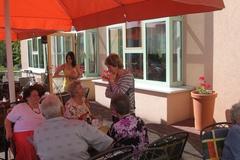 Oberbürgermeisterin im Gespräch mit den Bewohnern des Seniorenzentrums