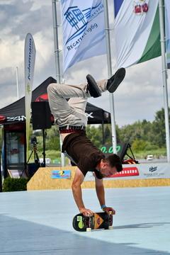 Handstand auf dem Board