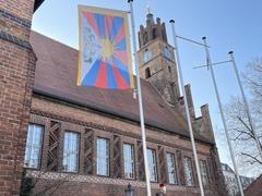 Fahne von Tibet weht heute vor dem Rathaus.