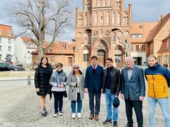 OB Steffen Scheller (Mitte) traf heute mit den Organisatoren und Unterstützern des Hilfskonvois fürs ukrainische Odessa letzte Absprachen. Unter ihnen Gabriele Wolter (3. von links), Geschäftsführerin des Klinikums Brandenburg, Sergei Strashniy (3. von rechts), Vertreter des Stadtrates Odessa, Brandenburgs frühere Oberbürgermeisterin Dietlind Tiemann (2. von links), Walter Paaschen (2. von rechts), Vorsitzender der SVV, und Christoph Zureck (rechts), Geschäftsführer des Brandenburger Logistik-Unternehmens, welches die Hilfsgüter transportieren wird.