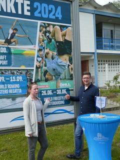 Skateboard-Organisatoren vor dem Plakat