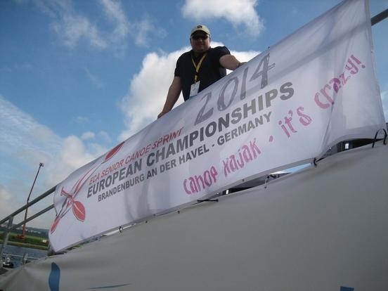 Werbung in eigener Sache: EM-Organisator Klaus-Dieter Preuß hinter dem Werbe-Banner für die europäischen Kanu-Titelkämpfe 2014.