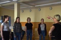 Katharina Burges, Workshop-Leiterin, beim Einsingen