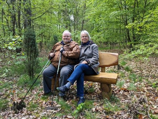 Wolfgang und Sabine Kamp sind Fans des Krugparks und haben ihm eine rustikale Holzbank spendiert.