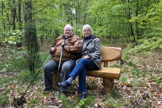 Wolfgang und Sabine Kamp sind Fans des Krugparks und haben ihm eine rustikale Holzbank spendiert.