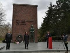 Auf dem Bild sind von links nach rechts: Innenminister Michael Stübgen, Gedenkstättenleiterin Dr. Silvia de Pasquale und Oberbürgermeister Steffen Scheller bei der Kranzniederlegung am Ehrenmal am Marienberg.