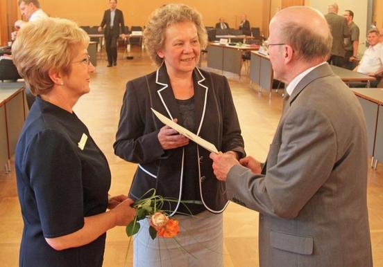 Oberbürgermeisterin Dr. Dietlind Tiemann und der 1. Stellvertreter der Vorsitzenden der SVV, Dr. Horst Maiwald, danken Dr. Lieselotte Martius