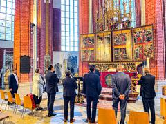 Stiftungsvertreter vor geöffneten Alter