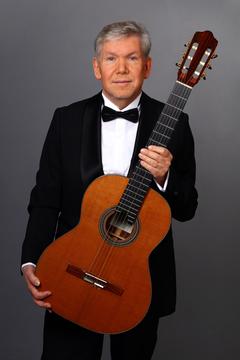 Rainer Feldmann mit Gitarre