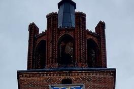 Die Uhr am Turm des Altstädtischen Rathauses.