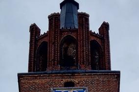 Die Uhr am Turm des Altstädtischen Rathauses.