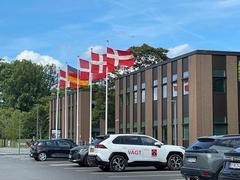 Rathaus Ballerup mit Beflaggung