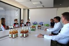 Gesprächsrunde zwischen Rope-Skipping-Team, Stadtwerke-Führung und Oberbürgermeister.