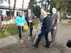Spatenstich: Petra Kilch, Vorsitzende des Fördervereins; Marcus Wirthwein, Vorstand der Wirthwein AG, Dr. Dietlind Tiemann, Oberbürgermeisterin der Stadt Brandenburg an der Havel; Klaus Kinnemann, Werkleiter des Standortes Brandenburg an der Havel