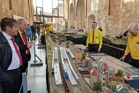 Henry Drescher, der Vorsitzende des Brandenburger Modellbahn-Freunde e.V., führte Oberbürgermeister Steffen Scheller durch die Ausstellung.
