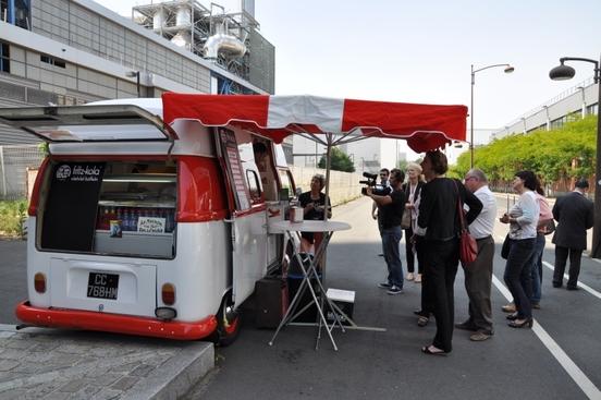 Informationsrundfahrt mit Halt an einem Imbisswagen, dessen Inhaber Deutsch-Franzose ist