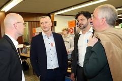 Der Oberbürgermeister im Gespräch mit Mitarbeitern der Heidelberger Druckmaschinen AG.