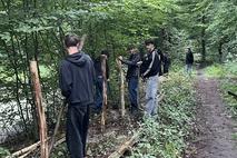 Die Holzpfosten werden gesetzt