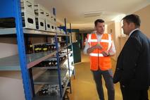 Standortleiter Philipp Tentrop erklärt, wie Proben behandelt werden.