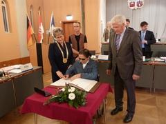 Martina Willing trägt sich in das Goldene Buch ein.