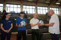 Von Matthias Pietschmann wurden Bälle an Daniel Keip, Ronald Weßlin und Alexandra Adel übergeben.