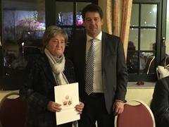 Bürgermeister Steffen Scheller übergibt Helga Blawid die Förderzusage für die Billard-EM 2019.