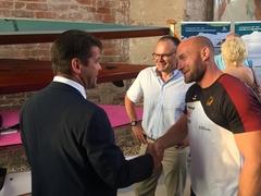 Begrüßung Oberbürgermeister Steffen Scheller und Referatsleiter Karlhans Pezold vom MBJS (mitte) begrüßen Ronald Raue, der in Szeged Weltmeister im K4 über 500m wurde.