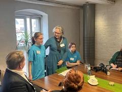 Zwei Schülerinnen eine Lehrerin