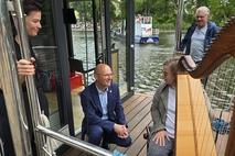 Daniel Keip und Kulturbüro-Leiterin Stephanie Knitter zogen von Boot zu Boot, um allen Mitwirkenden herzlich zu danken.