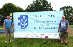 Fest-Plakate wurden an der Kreuzung Wuster Straße / B1 und auf dem Festplatz aufgestellt.