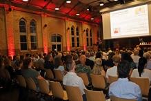 Wichtige Daten wurden an die Wand gebeamt.