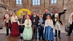 Gruppenbild mit Prinzenpaaren.