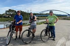 Lebenshilfe-Mitarbeiter mit André Sole-Bergers am Wusterwitzer Kanal.